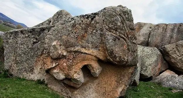Yılantaş Anıtı Frig kaya mezarı - Göynüş Vadisi, Afyonkarahisar